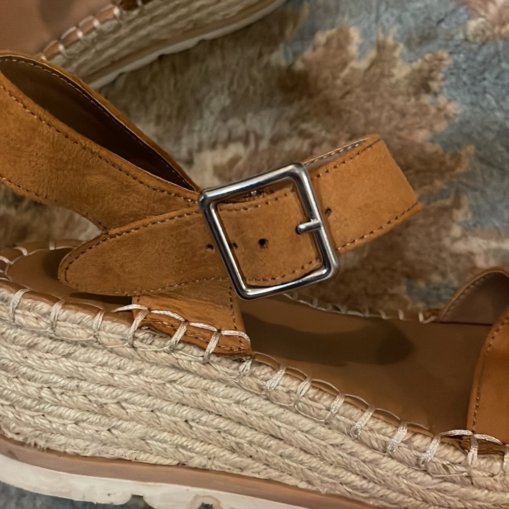 Universal Threads Sandals - Picture 7 of 8